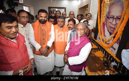 Patna, India. 3 novembre 2024. PATNA, INDIA - 3 NOVEMBRE: Bihar BJP presidente Dilip Jaiswal con Bihar Vice Ministro capo Samrat Choudhary, deputato del partito Ravishankar Prasad, Presidente dell'Assemblea del Bihar NAND Kishore Yadav e leader del partito rendono omaggio al capo anziano del BJP Kailashpati Mishra per il suo anniversario di morte nell'ufficio del BJP il 3 novembre 2024 a Patna, India. (Foto di Santosh Kumar/Hindustan Times/Sipa USA ) credito: SIPA USA/Alamy Live News Foto Stock