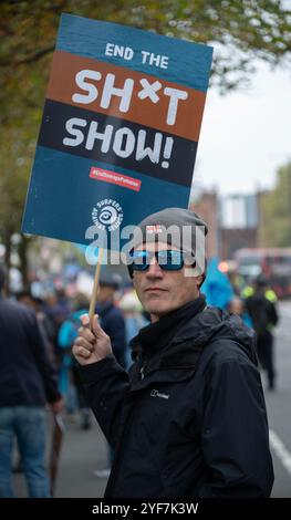 Londra, Regno Unito, 11 novembre 2024. Marcia per l'acqua. Marcia per la pulizia delle acque del Regno Unito. attraverso: riforma della regolamentazione; migliore applicazione della legge ; e investimenti per il lungo terrore. Credito: A.. Credito Bennett: andrew bennett/Alamy Live News Foto Stock