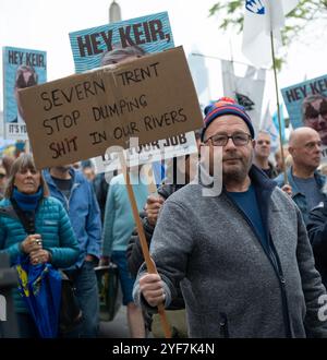 Londra, Regno Unito, 11 novembre 2024. Marcia per l'acqua. Marcia per la pulizia delle acque del Regno Unito. attraverso: riforma della regolamentazione; migliore applicazione della legge ; e investimenti per il lungo terrore. Credito: A.. Credito Bennett: andrew bennett/Alamy Live News Foto Stock