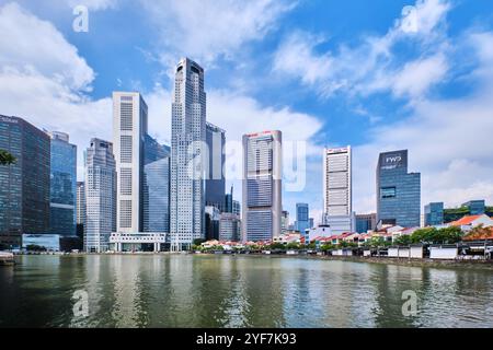 Singapore - 16 agosto 2024: Vista dello skyline di Singapore da Clarke Quay. Alti e moderni edifici Foto Stock