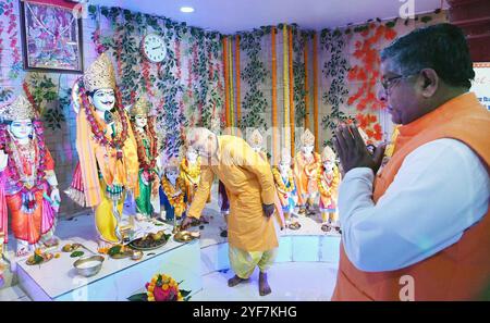 Patna, India. 3 novembre 2024. PATNA, INDIA - 3 NOVEMBRE: BJP MP Ravishankar Prasad adorando idolo di Dio Chitragupt in occasione di Chitragupt Puja il 3 novembre 2024 a Patna, India. (Foto di Santosh Kumar/Hindustan Times/Sipa USA ) credito: SIPA USA/Alamy Live News Foto Stock