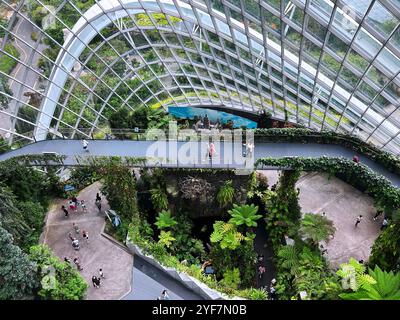 Singapore - 18 agosto 2024: Installazione artistica nella Cloud Forest e nelle serre Flower Dome a Gardens by the Bay Foto Stock