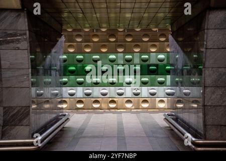 Stazione di Malostranská a Praga linea A della metropolitana, design con piastrelle di alluminio di forma rotonda progettate dal designer ceco Jaroslav Otruba, Praga, Cechia. Foto Stock