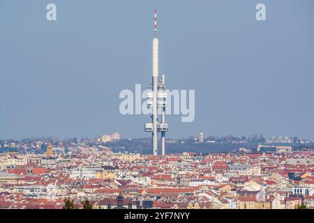 Panorama di Praga con la torre dominante di Zizkov, vista sul colle Divci Hrady Foto Stock