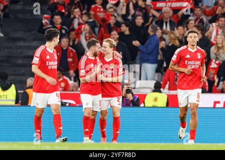 Lisbona, Portogallo. 27 ottobre 2024. Orkun Kokcu e Andreas Schjelderup (SL Benfica) hanno festeggiato un gol durante la partita della Liga Portugal tra squadre di SL Benfica e Rio Ave FC all'Estadio da Luz. Punteggio finale; SL Benfica 5:0 Rio Ave FC (foto di Maciej Rogowski/SOPA Images/Sipa USA) credito: SIPA USA/Alamy Live News Foto Stock