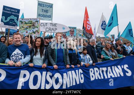 Londra, Regno Unito. 3 novembre 2024. Liz Bonnin, presentatrice della fauna selvatica, e il naturalista e presentatore televisivo Chris Packham, si uniscono a migliaia di attivisti ambientali di oltre 130 organizzazioni che partecipano a una marcia per l'acqua pulita. Gli attivisti hanno invitato il governo ad agire per prevenire l'inquinamento delle acque costiere e dei fiumi del Regno Unito e per garantire che le industrie inquinanti migliorino le loro infrastrutture e riducano gli sprechi idrici. Crediti: Mark Kerrison/Alamy Live News Foto Stock