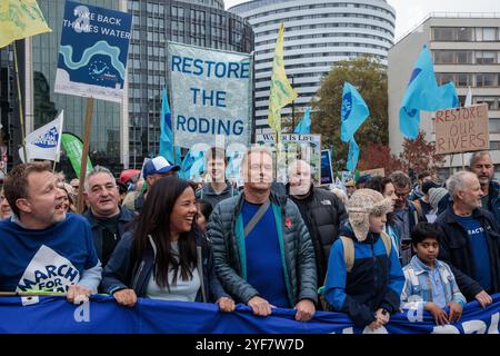 Londra, Regno Unito. 3 novembre 2024. Liz Bonnin, presentatrice della fauna selvatica, e il naturalista e presentatore televisivo Chris Packham, si uniscono a migliaia di attivisti ambientali di oltre 130 organizzazioni che partecipano a una marcia per l'acqua pulita. Gli attivisti hanno invitato il governo ad agire per prevenire l'inquinamento delle acque costiere e dei fiumi del Regno Unito e per garantire che le industrie inquinanti migliorino le loro infrastrutture e riducano gli sprechi idrici. Crediti: Mark Kerrison/Alamy Live News Foto Stock