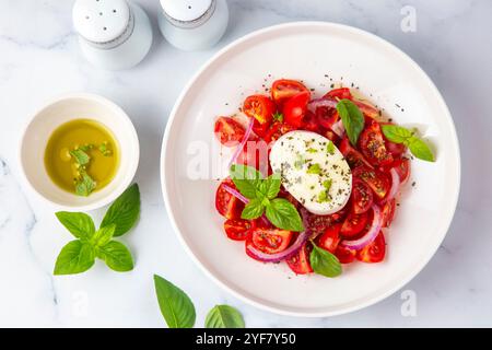 Insalata caprese italiana con pomodori a fette, mozzarella, basilico, olio d'oliva Foto Stock