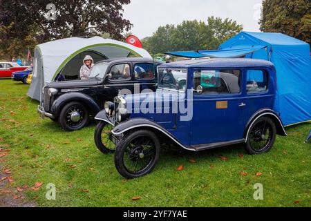 Austin 7 di fronte a un Austin 8 sotto la pioggia battente al salone di auto d'epoca NWCC Foto Stock