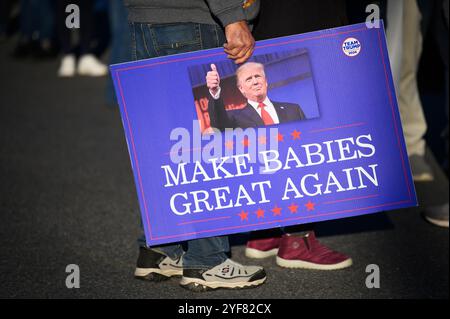 Lititz, Pennsylvania, Stati Uniti. 3 novembre 2024., Anti-abortion firma come migliaia di sostenitori dell'ex presidente degli Stati Uniti Donald J. Trump partecipano ad una manifestazione in cui Trump ha parlato a Lititz, Pennsylvania, appena due giorni prima del giorno delle elezioni 2024. La Pennsylvania e' uno stato cruciale per le elezioni. Crediti: John Lazenby/Alamy Live News Foto Stock