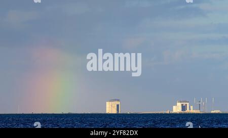 Cape Canaveral, Florida, Stati Uniti. 3 novembre 2024. Un razzo Falcon 9 SpaceX si trova sullo Space Launch Complex-40 dopo che il lancio pianificato della missione Starlink 6-77 è stato scrubbato il 3 novembre 2024 presso la Cape Canaveral Space Force Station, Florida. (Credit Image: © Charles Briggs/ZUMA Press Wire) SOLO PER USO EDITORIALE! Non per USO commerciale! Foto Stock