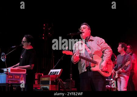 Jordan Katz, banjo e trombettista con la band indie alternative rock americana They Might Be Giants che si esibisce dal vivo sul palco all'O2 Guildhall di Southampton. They Might Be Giants, spesso abbreviato in TMBG, è un gruppo musicale alternative rock statunitense. Si sono formati nel 1982 da John Flansburgh e John Linnell, che sono ancora membri della band. Foto Stock