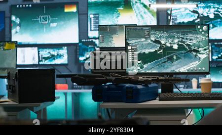 Armi sul tavolo in una stanza sicura nella struttura governativa dell'esercito che opera come posto di comando militare e centro di sorveglianza. Un estremo primo piano di armi in una base militare vuota Foto Stock