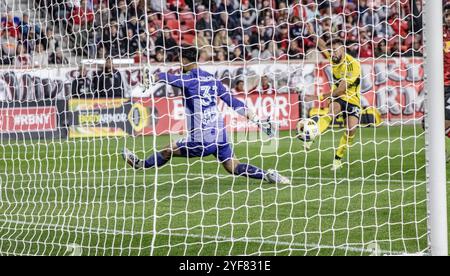 Harrison, Stati Uniti. 3 novembre 2024. Il numero 10 Diego Rossi, attaccante dei Columbus Crew, colpisce il palco in una partita in trasferta contro i New York Redbulls a Harrison, New Jersey, il 3 novembre 2024. (Foto di Jonathan Fernandes/Sipa USA) credito: SIPA USA/Alamy Live News Foto Stock