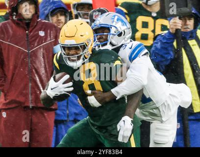 Green Bay, Stati Uniti. 3 novembre 2024. Il running back dei Green Bay Packers Josh Jacobs (L) fu placcato dalla safety dei Detroit Lions Kerby Joseph (R) durante la gara NFL tra i Detroit Lions e i Green Bay Packers al Lambeau Field di Green Bay, Wisconsin, domenica 3 novembre 2024. Foto di Tannen Maury/UPI credito: UPI/Alamy Live News Foto Stock