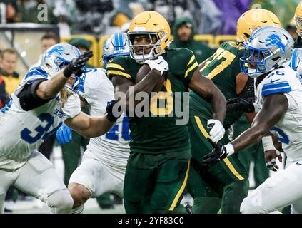 Green Bay, Stati Uniti. 3 novembre 2024. Il running back dei Green Bay Packers Josh Jacobs (C) esegue la palla durante la gara della NFL tra i Detroit Lions e i Green Bay Packers al Lambeau Field di Green Bay, Wisconsin, domenica 3 novembre 2024. Foto di Tannen Maury/UPI credito: UPI/Alamy Live News Foto Stock