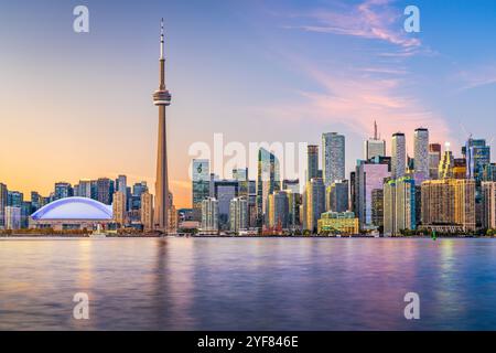 Toronto, Ontario, Canada, paesaggio urbano sul lago Ontario al crepuscolo. Foto Stock