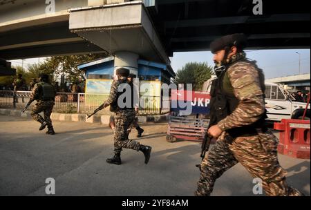 Srinagar, India. 3 novembre 2024. I soldati paramilitari indiani si precipitano verso il sito di un attacco di granate il 3 novembre 2024 a Srinagar, in India. I sospetti militanti hanno fatto pressione su una granata a mano che ha preso di mira le forze paramilitari indiane, ferendo 12 civili in un mercato affollato vicino al centro di accoglienza turistica di Srinagar la domenica. L'esplosione ha mancato il suo obiettivo previsto, colpendo invece il carrello di un fornitore. Questo è il primo attacco di granate della città in oltre un anno, dopo le recenti operazioni di polizia contro i militanti. (Foto di Mubashir Hassan/Pacific Press) credito: Pacific Press Media Production Corp./Alamy Live News Foto Stock