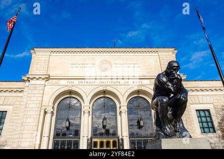 Facciata esterna del Detroit Institute of Arts, scultura di Auguste Rodin la statua del Pensatore, Michigan, Stati Uniti d'America, USA Foto Stock