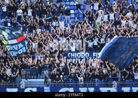 Napoli, Lazio. 3 novembre 2024. Tifosi del Napoli durante la partita di serie A tra Napoli e Atalanta allo stadio Maradona di Napoli, Italia, 3 novembre 2024. Crediti: massimo insabato/Alamy Live News Foto Stock