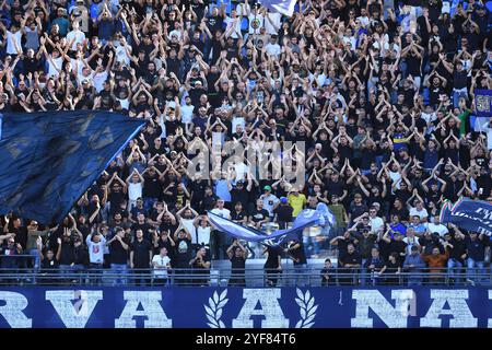 Napoli, Lazio. 3 novembre 2024. Tifosi del Napoli durante la partita di serie A tra Napoli e Atalanta allo stadio Maradona di Napoli, Italia, 3 novembre 2024. Crediti: massimo insabato/Alamy Live News Foto Stock