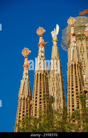 BARCELLONA, SPAGNA - 3 ottobre 2024: La Sagrada Fam lia, l'iconica basilica di Antoni Gaud, si erge come una meraviglia architettonica a Barcellona, mescolando Gothi Foto Stock