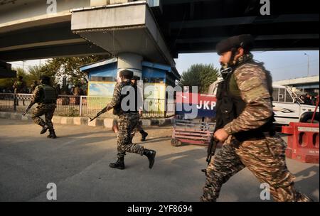 Srinagar, Jammu e Kashmir, India. 3 novembre 2024. I soldati paramilitari indiani si precipitano verso il sito di un attacco di granate il 3 novembre 2024 a Srinagar, in India. I sospetti militanti hanno fatto pressione su una granata a mano che ha preso di mira le forze paramilitari indiane, ferendo 12 civili in un mercato affollato vicino al centro di accoglienza turistica di Srinagar la domenica. L'esplosione ha mancato il suo obiettivo previsto, colpendo invece il carrello di un fornitore. Questo è il primo attacco di granate della città in oltre un anno, dopo le recenti operazioni di polizia contro i militanti. (Immagine di credito: © Mubashir Hassan/Pacific Press via ZUMA Press Wire) EDITORIALE USA Foto Stock