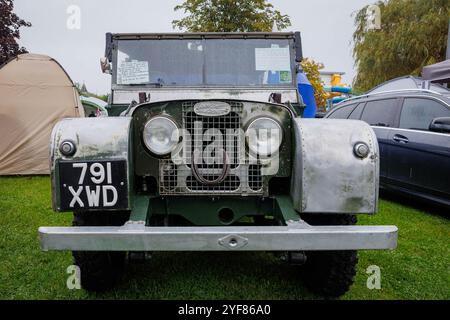 Mostra di auto classiche a Warrington - giornata piovosa - 1953 Land Rover ricostruita utilizzando materiali bellici in eccesso Foto Stock