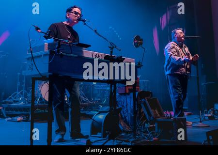 Southampton, Regno Unito. 1 novembre 2024. (L-R) i cantautori e musicisti americani John Linnell e John Flansburgh con la band indie alternative rock They Might Be Giants si esibiscono dal vivo sul palco alla O2 Guildhall di Southampton. They Might Be Giants, spesso abbreviato in TMBG, è un gruppo musicale alternative rock statunitense. Si sono formati nel 1982 da John Flansburgh e John Linnell, che sono ancora membri della band. (Foto di Dawn Fletcher-Park/SOPA Images/Sipa USA) credito: SIPA USA/Alamy Live News Foto Stock