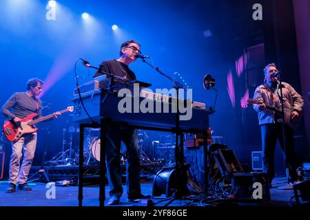 Southampton, Regno Unito. 1 novembre 2024. (L-R) il chitarrista Danny Weinkauf, i cantautori e i musicisti John Linnell e John Flansburgh con la band indie alternative rock They Might Be Giants che si esibiscono dal vivo sul palco alla O2 Guildhall di Southampton. They Might Be Giants, spesso abbreviato in TMBG, è un gruppo musicale alternative rock statunitense. Si sono formati nel 1982 da John Flansburgh e John Linnell, che sono ancora membri della band. (Foto di Dawn Fletcher-Park/SOPA Images/Sipa USA) credito: SIPA USA/Alamy Live News Foto Stock