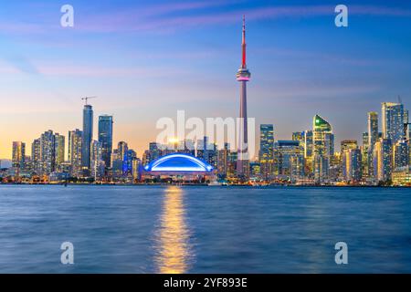 Toronto, Ontario, Canada, paesaggio urbano sul lago Ontario al crepuscolo. Foto Stock