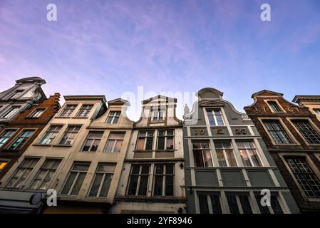 Case storiche a tetto spiovente sotto un cielo crepuscolo - Bruges, Belgio Foto Stock