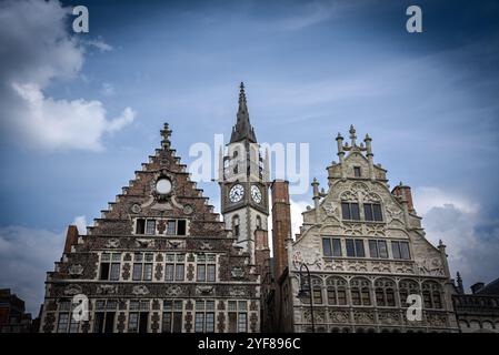 Le storiche case delle corporazioni a Graslei e la Torre dell'orologio del vecchio ufficio postale sul fiume Leie - Gand, Belgio Foto Stock