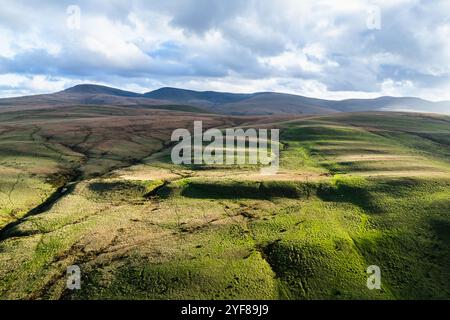 Fattorie sopra Black Mountain da un drone, Brecon Beacons National Park, Carmarthenshire, Galles, Inghilterra Foto Stock