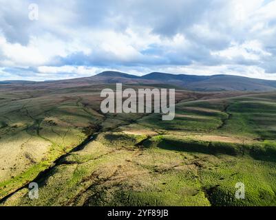 Fattorie sopra Black Mountain da un drone, Brecon Beacons National Park, Carmarthenshire, Galles, Inghilterra Foto Stock