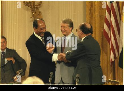 Il presidente DEGLI STATI UNITI Jimmy Carter, Menahem BEGIN e Anwar Sadat - gli accordi di Camp David Foto Stock