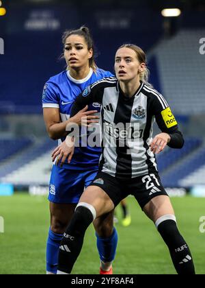 Birmingham, Regno Unito. 3 novembre 2024. Birmingham, Inghilterra, 3 novembre 2024: I giocatori anticipano la palla durante la partita di calcio del Barclays Womens Championship tra Birmingham City Newcastle United a St Andrews a Birmingham, Inghilterra (Natalie Mincher/SPP) credito: SPP Sport Press Photo. /Alamy Live News Foto Stock