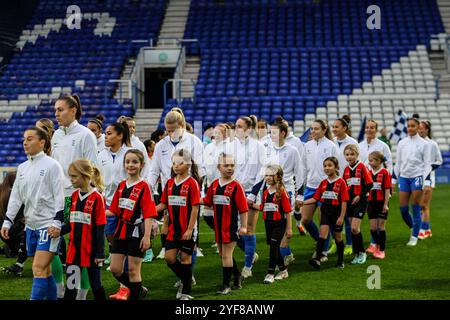 Birmingham, Regno Unito. 3 novembre 2024. Birmingham, Inghilterra, 3 novembre 2024: Le giocatrici escono durante la partita di calcio del Barclays Womens Championship tra Birmingham City Newcastle United a St Andrews a Birmingham, Inghilterra (Natalie Mincher/SPP) credito: SPP Sport Press Photo. /Alamy Live News Foto Stock