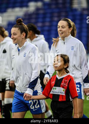 Birmingham, Regno Unito. 3 novembre 2024. Birmingham, Inghilterra, 3 novembre 2024: Le giocatrici escono durante la partita di calcio del Barclays Womens Championship tra Birmingham City Newcastle United a St Andrews a Birmingham, Inghilterra (Natalie Mincher/SPP) credito: SPP Sport Press Photo. /Alamy Live News Foto Stock