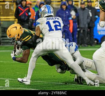 Green Bay, Stati Uniti. 3 novembre 2024. Il running back dei Green Bay Packers Emanuel Wilson (L) si tuffò lungo la linea della porta in touchdown contro la safety dei Detroit Lions Kerby Joseph (R) e la safety dei Detroit Lions Brandon Joseph (C) durante la gara NFL tra i Detroit Lions e i Green Bay Packers al Lambeau Field di Green Bay, Wisconsin, domenica 3 novembre 2024. I Lions vinsero la partita 24-14. Foto di Tannen Maury/UPI credito: UPI/Alamy Live News Foto Stock