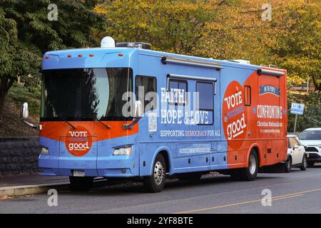 Harrisburg, Stati Uniti. 3 novembre 2024. Un veicolo ricreativo del tour in autobus 'Faith, Hope and Love' di Vote Common Good e' parcheggiato fuori dal Campidoglio della Pennsylvania ad Harrisburg domenica 3 novembre 2024. (Foto di Paul Weaver/Sipa USA) credito: SIPA USA/Alamy Live News Foto Stock
