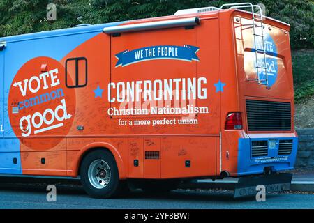 Harrisburg, Stati Uniti. 3 novembre 2024. Un veicolo ricreativo del tour in autobus 'Faith, Hope and Love' di Vote Common Good e' parcheggiato fuori dal Campidoglio della Pennsylvania ad Harrisburg domenica 3 novembre 2024. (Foto di Paul Weaver/Sipa USA) credito: SIPA USA/Alamy Live News Foto Stock
