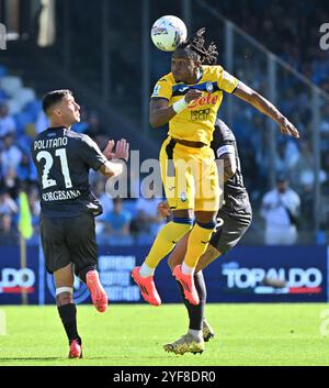 Napoli, Italia. 3 novembre 2024. L'Ademola Lookman (top) dell'Atalanta gareggia durante una partita di serie A tra il Napoli e l'Atalanta a Napoli, Italia, 3 novembre 2024. Crediti: Alberto Lingria/Xinhua/Alamy Live News Foto Stock