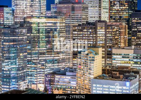 Toronto, Ontario, Canada, con fitti paesaggi urbani di notte. Foto Stock