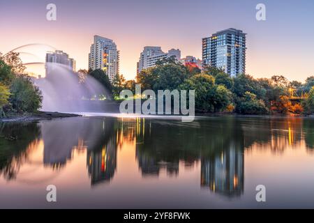 London, Ontario, Canada skyline all'alba sul Tamigi. Foto Stock