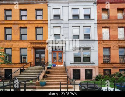 Vecchi edifici residenziali o residenze cittadine in stile marrone a New York City Foto Stock