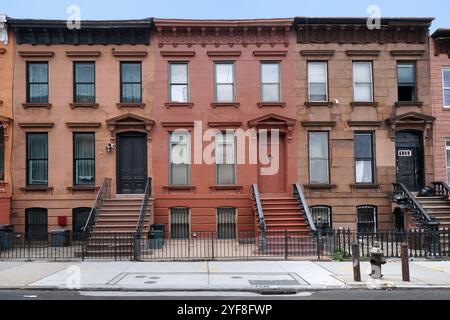 Vecchi edifici residenziali o residenze cittadine in stile marrone a New York City Foto Stock