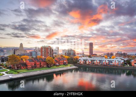 Buffalo, New York, Stati Uniti, skyline della città sul lago Erie all'alba. Foto Stock