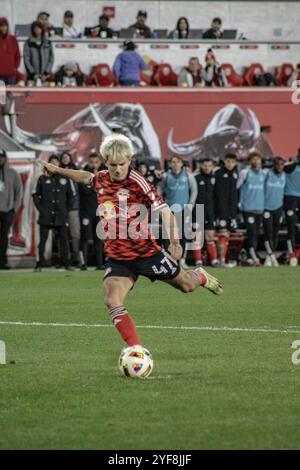 Harrison, Stati Uniti. 3 novembre 2024. Il numero 47 John Tolkin, difensore dei New York RedBulls, manca un rigore in una partita casalinga contro i Columbus Crew a Harrison, New Jersey, il 3 novembre 2024. I Redbulls vinsero la sparatoria e avanzarono. (Foto di Jonathan Fernandes/Sipa USA) credito: SIPA USA/Alamy Live News Foto Stock