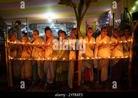 1 novembre 2024: Donne anziane di Pramod Talukdar Memorial Old Age Home illuminano lampade a olio di Diya mentre celebrano Diwali, a Guwahati, in India, il 1° novembre 2024. Diwali, noto anche come Festival delle luci, è uno dei festival indù più celebrati, simboleggiando la vittoria della luce sulle tenebre e il bene sul male. (Immagine di credito: © David Talukdar/ZUMA Press Wire) SOLO PER USO EDITORIALE! Non per USO commerciale! Foto Stock